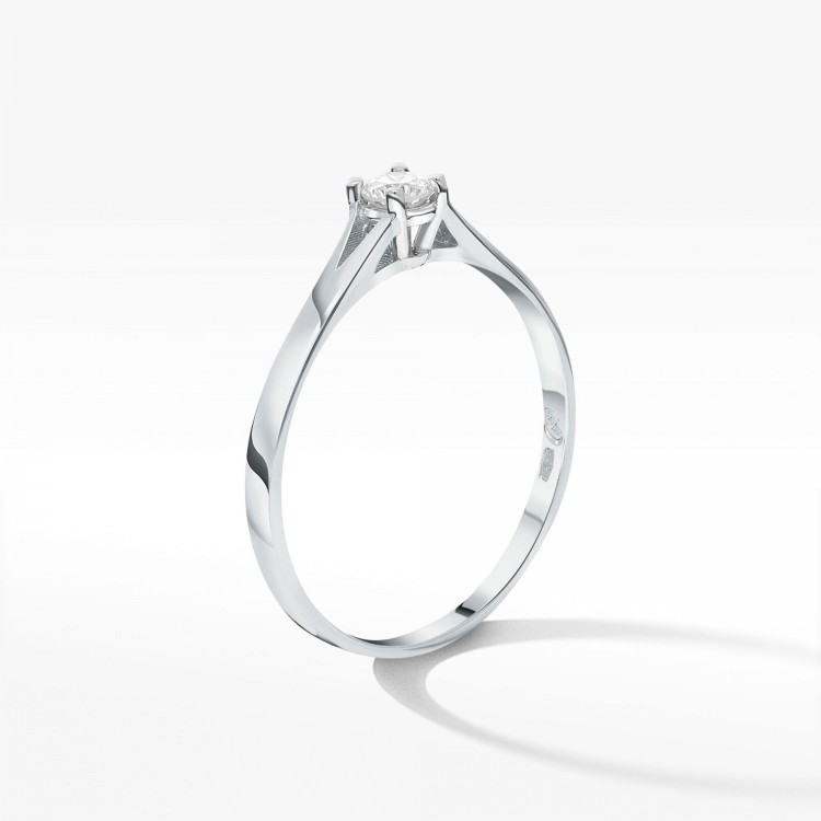 Pierścionek z białego złota z diamentem