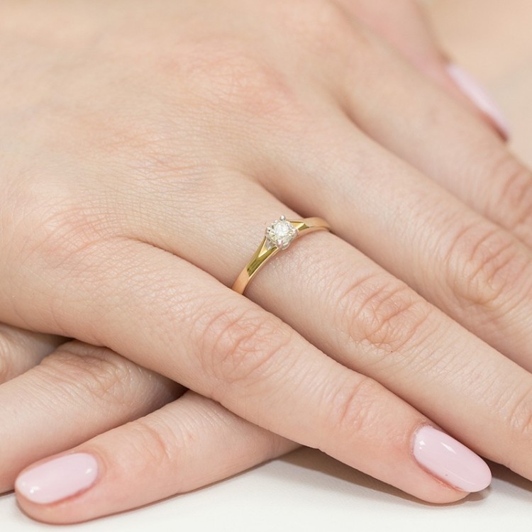 Pierścionek z różowego złota z diamentem