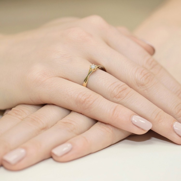 Pierścionek z białego złota z diamentem