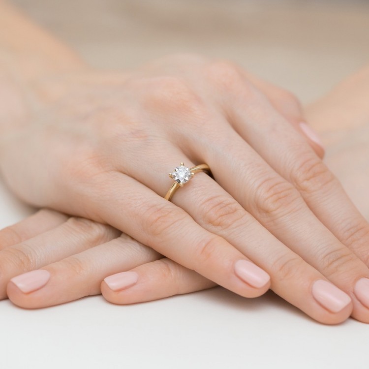 Złoty pierścionek z dużym diamentem