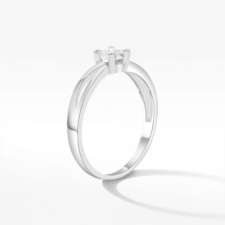 Pierścionek z diamentem