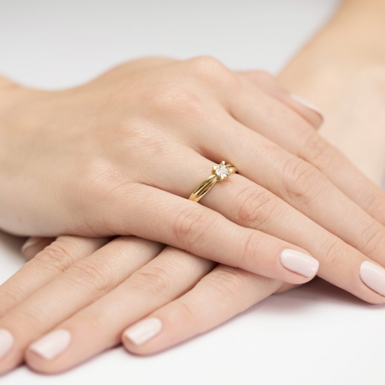 Pierścionek z diamentem