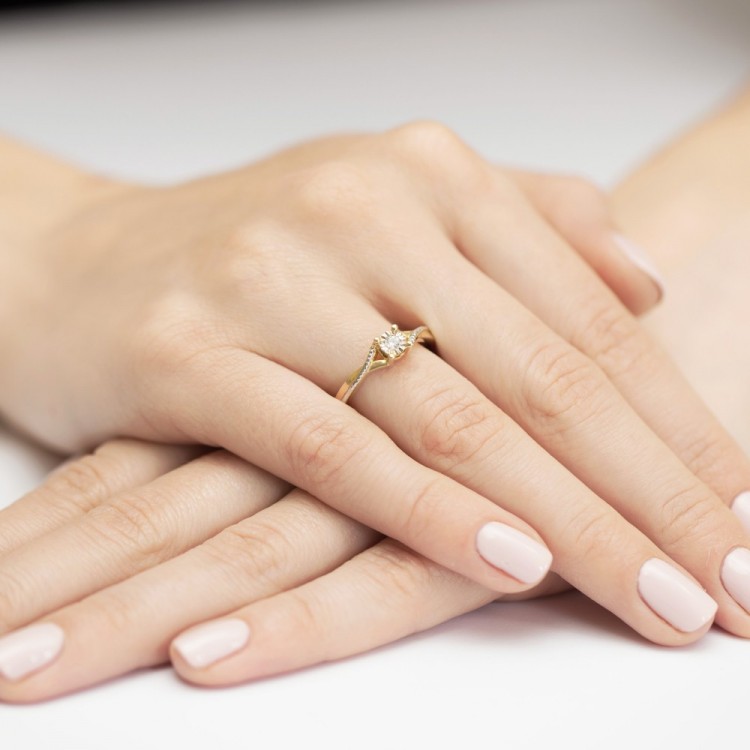 Pierścionek z diamentem