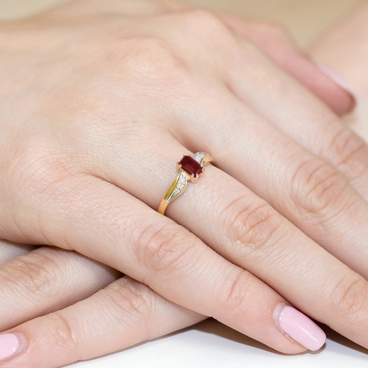 Pierścionek ze złota z granatem i diamentami