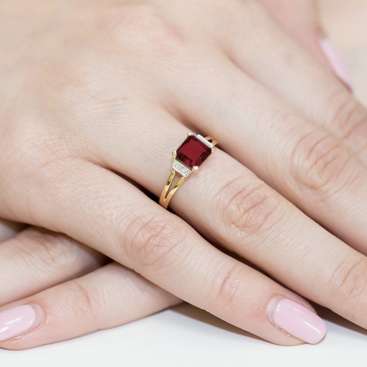 Pierścionek z granatem i diamentami