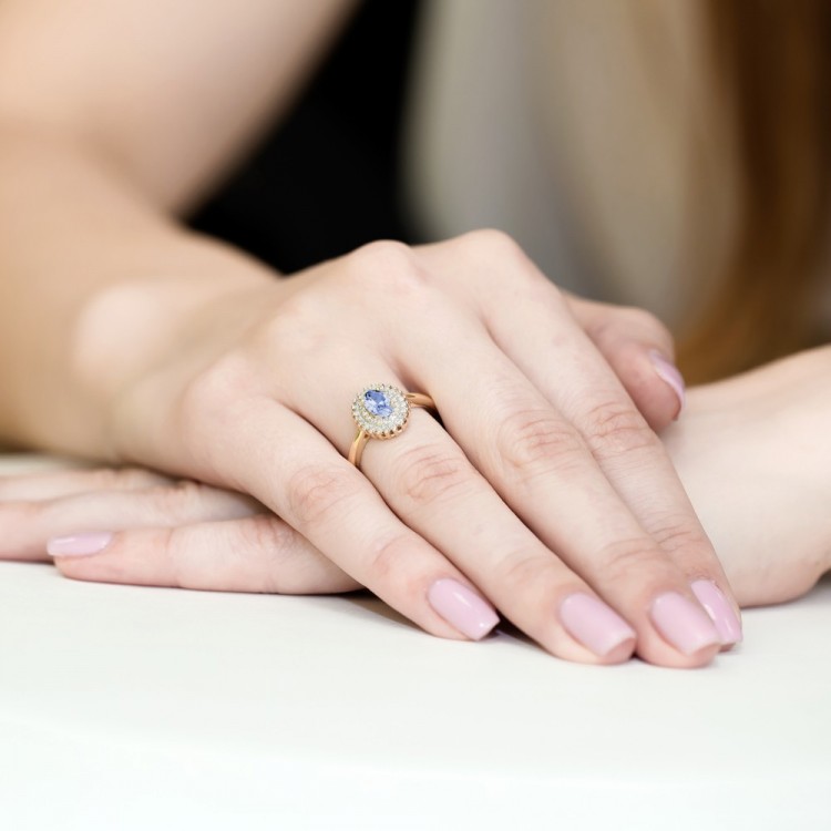 Złoty pierścionek z tanzanitem i diamentami