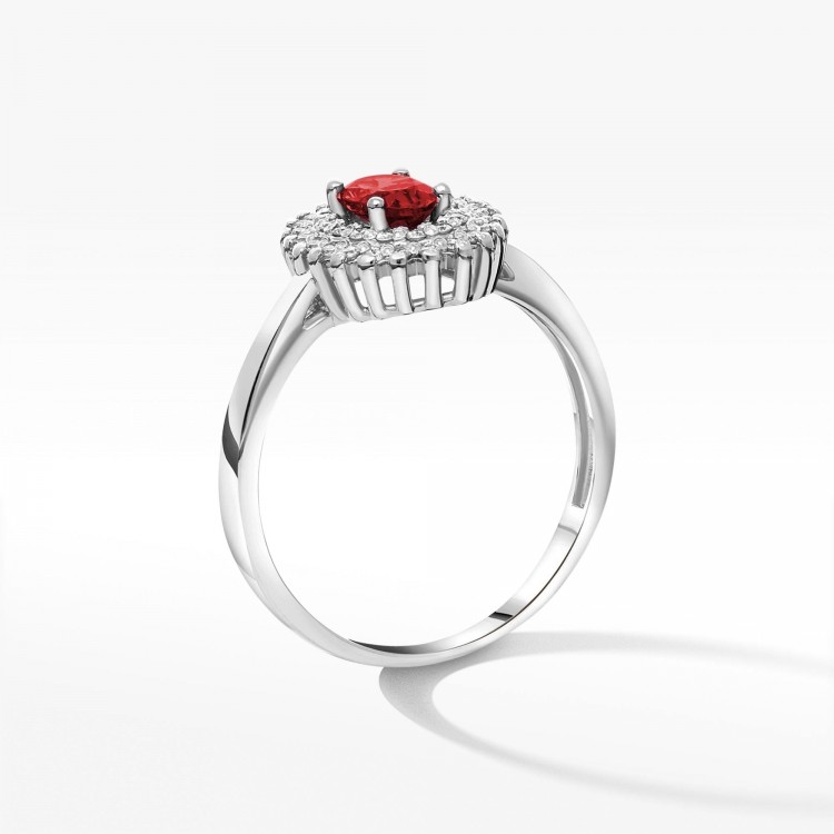 Złoty pierścionek z rubinem i diamentami