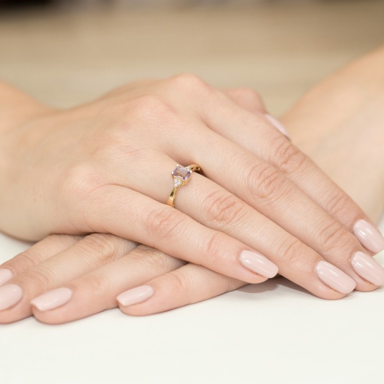 Złoty pierścionek z ametystem i diamentami