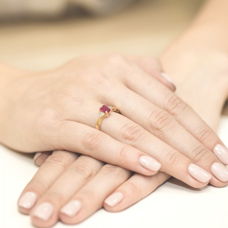 Złoty pierścionek z rubinem i diamentami