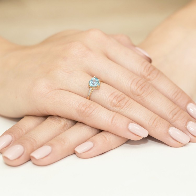 Pierścionek z topazem w kształcie serca