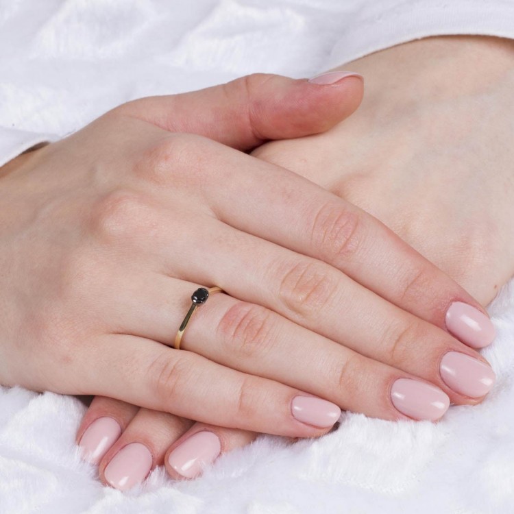 Delikatny pierścionek z czarną cyrkonią