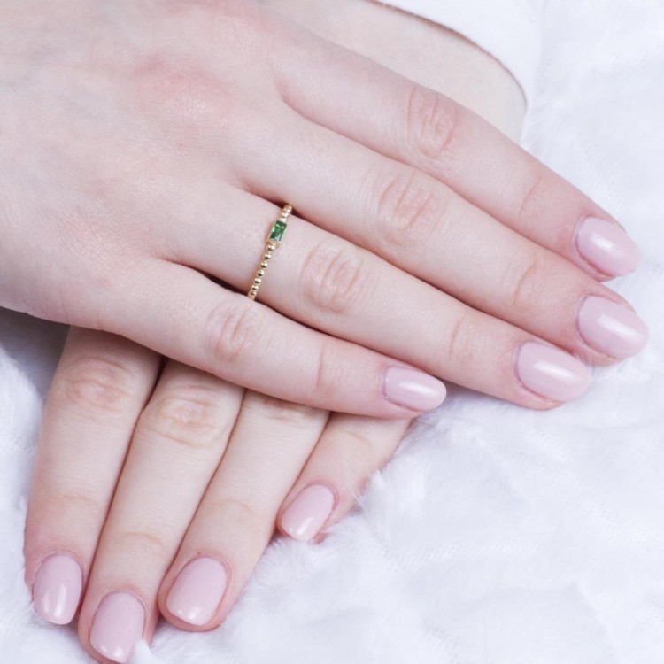 Ozdobny pierścionek z cyrkoniami