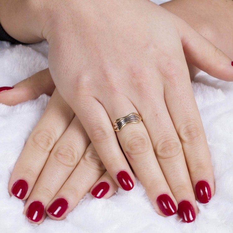 Ciekawy złoty pierścionek