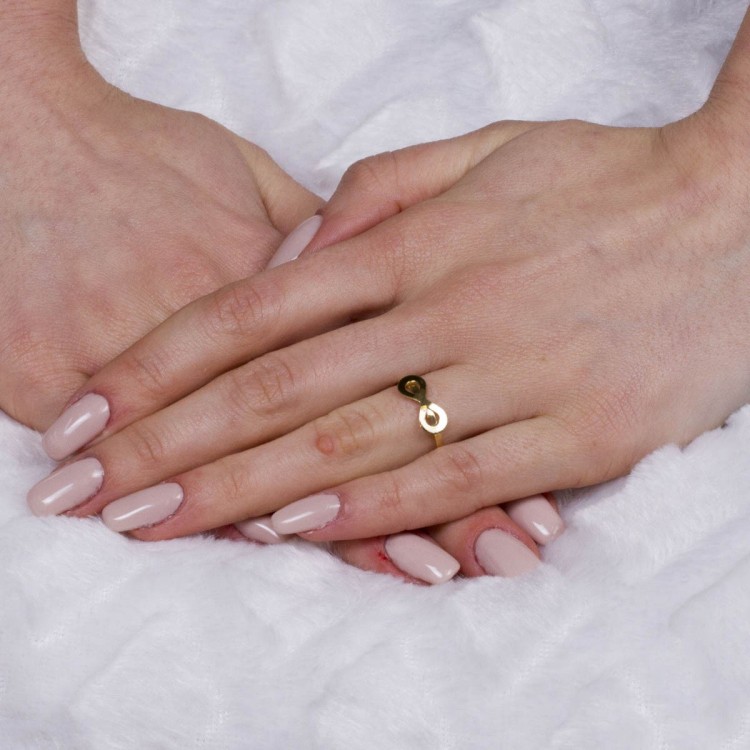 Złoty pierścionek z symbolem nieskończoności