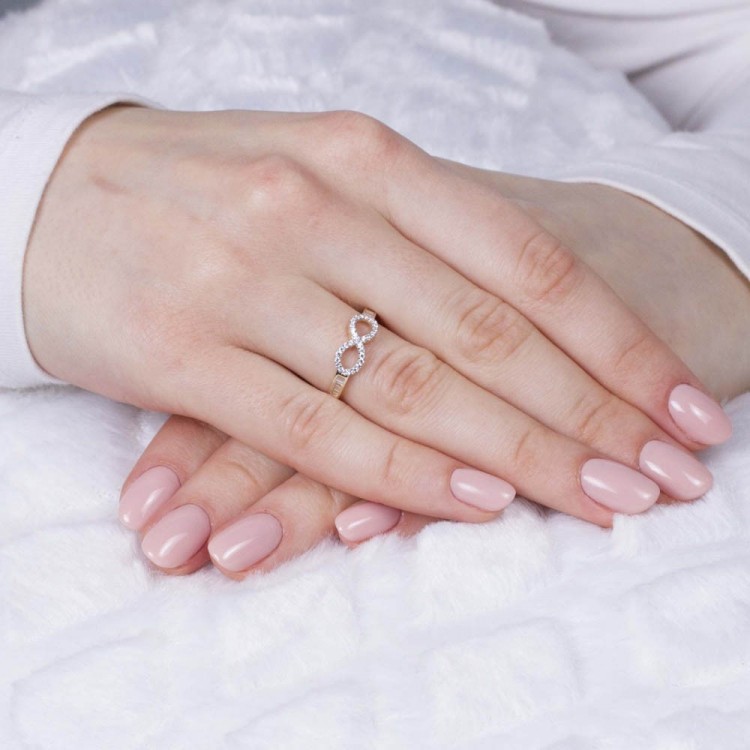 Złoty pierścionek z symbolem nieskończoności