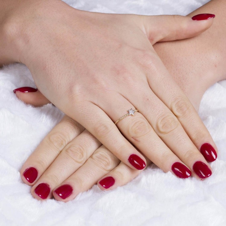 Delikatny pierścionek gwiazdka