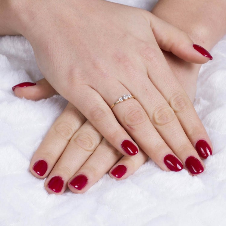 Delikatny złoty pierścionek z cyrkoniami