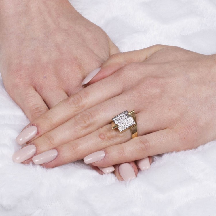 Nietuzinkowy złoty pierścionek