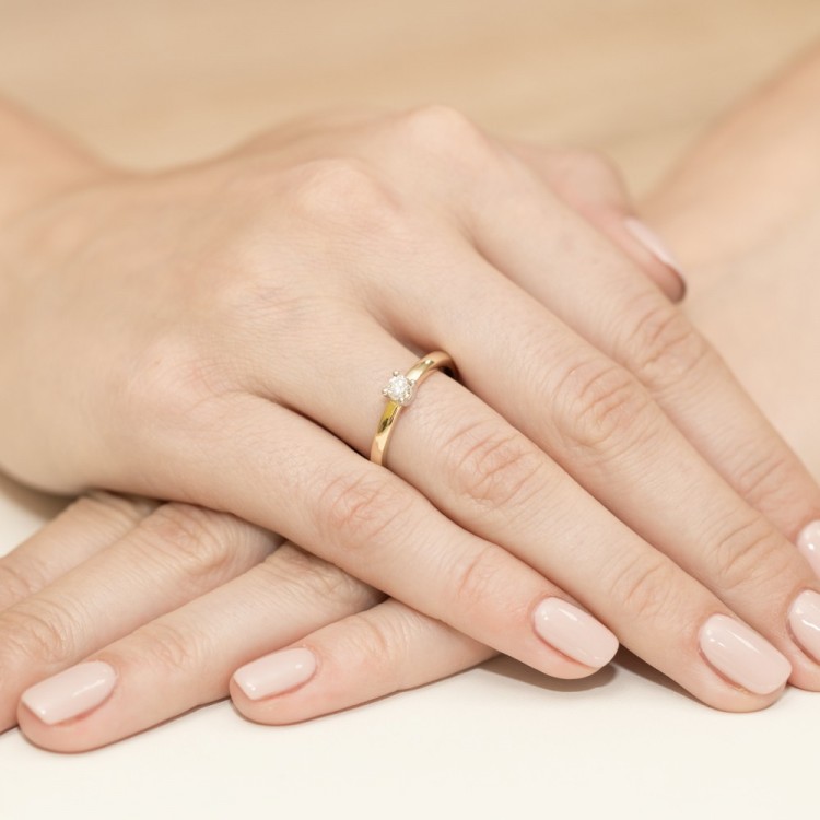 Klasyczny złoty pierścionek z diamentem