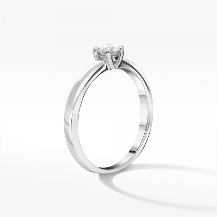 Klasyczny złoty pierścionek z diamentem