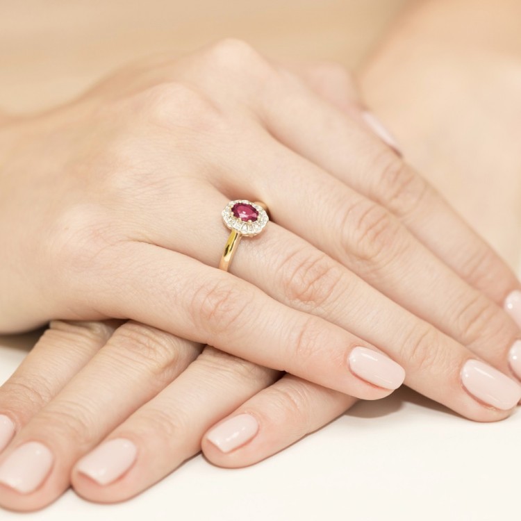 Złoty pierścionek z rubinem i diamentami