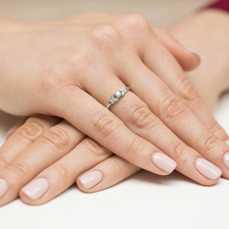 Złoty pierścionek z motywem motyli