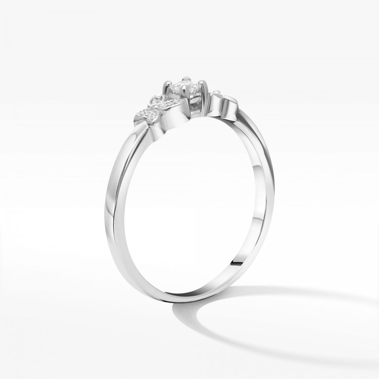 Złoty pierścionek z motywem motyli