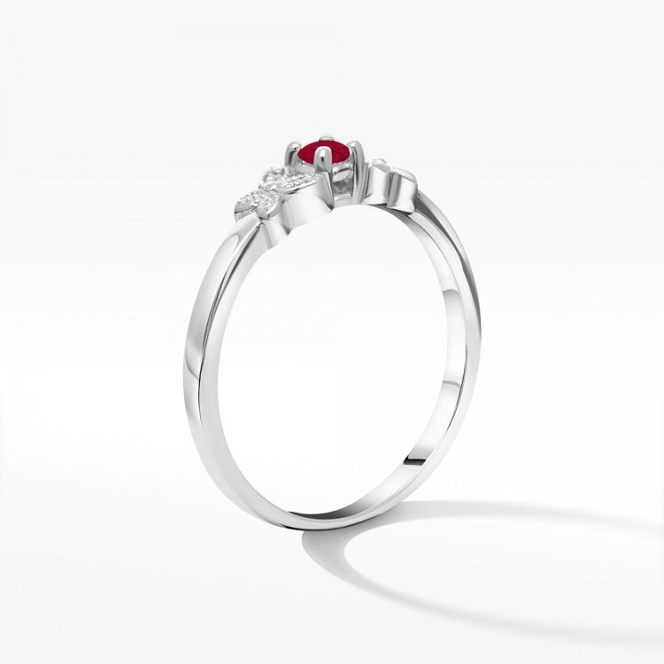 Złoty pierścionek z rubinem