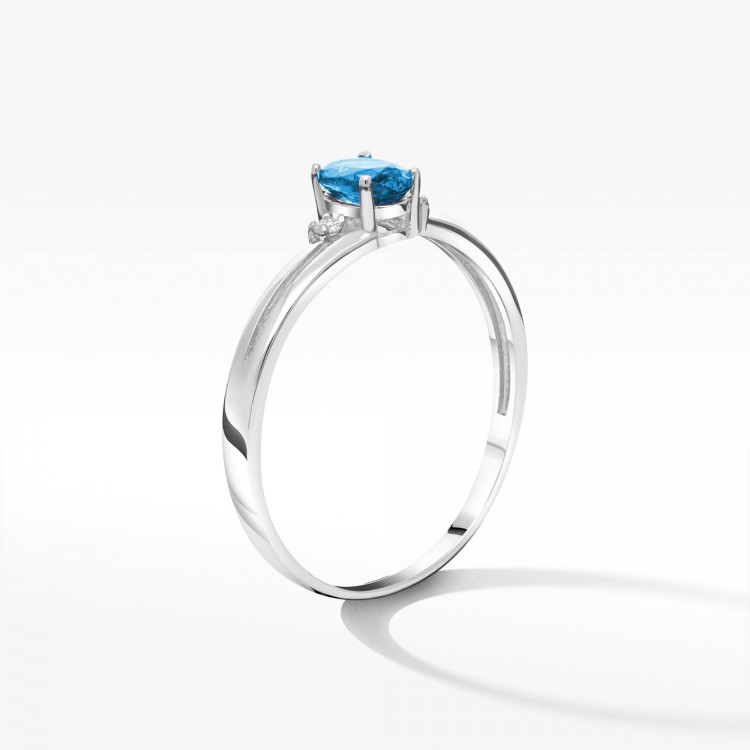 Złoty pierścionek z topazem i diamentami