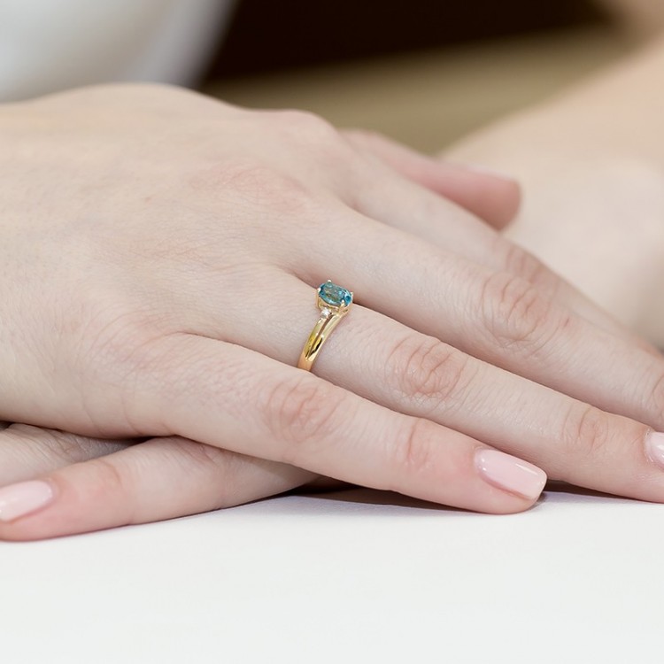 Złoty pierścionek z topazem i diamentami