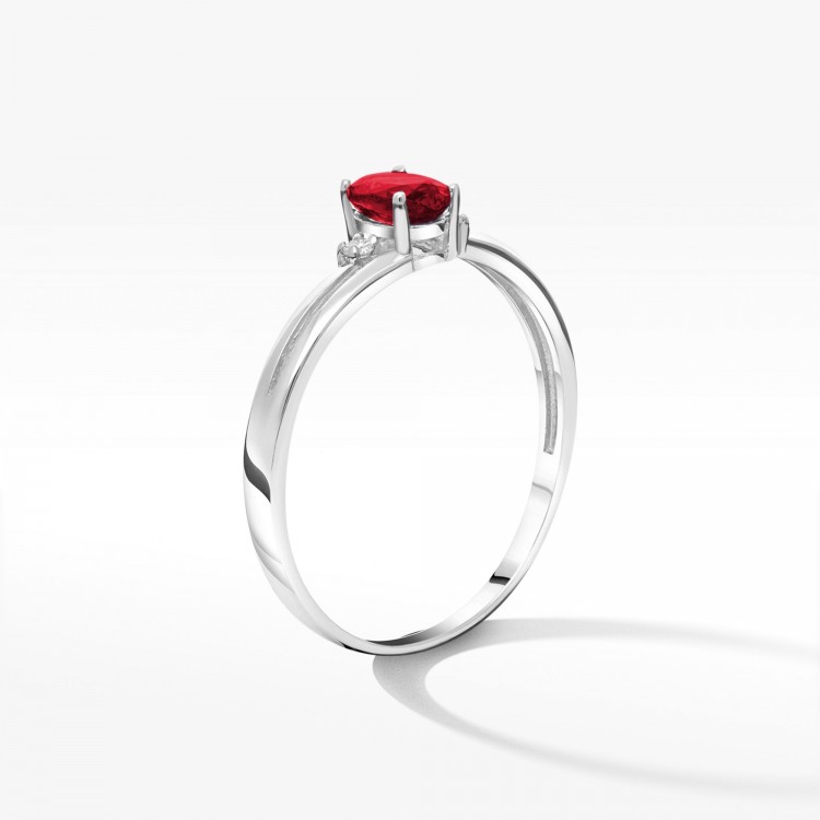 Złoty pierścionek z rubinem i diamentami