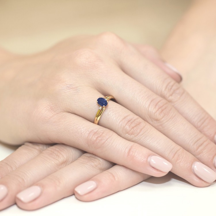 Złoty pierścionek z szafirem i diamentami