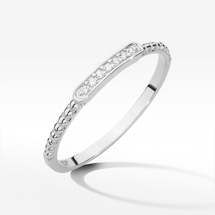 Pierścionek z białego złota z diamentami