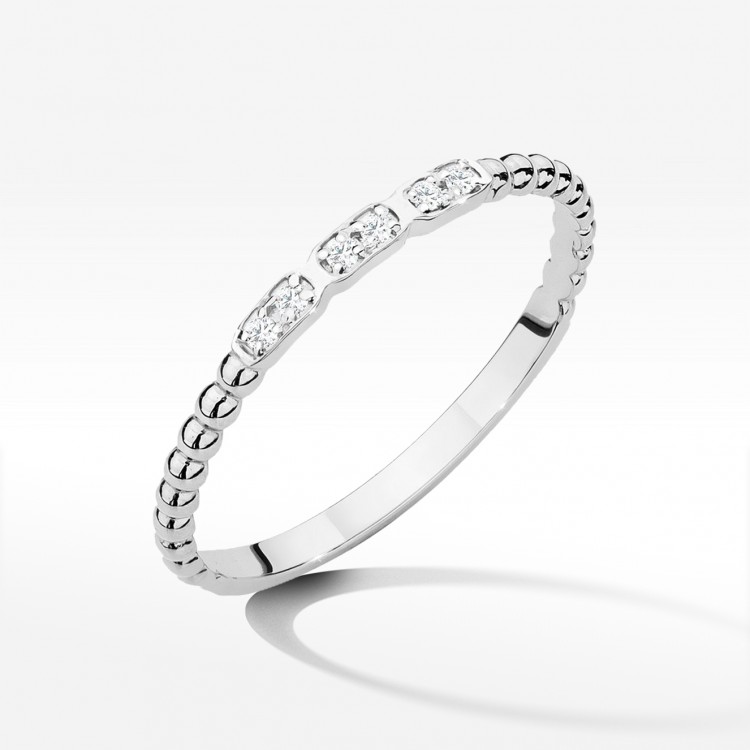 Pierścionek z białego złota z diamentami