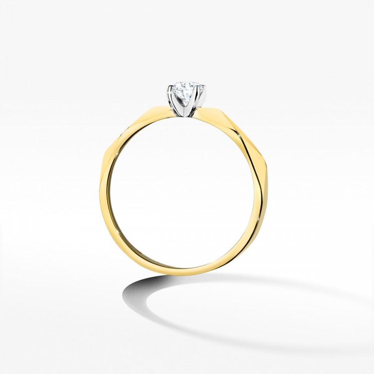 Pierścionek z żółtego złota z diamentem