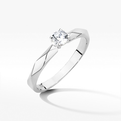 Pierścionek z białego złota z diamentem