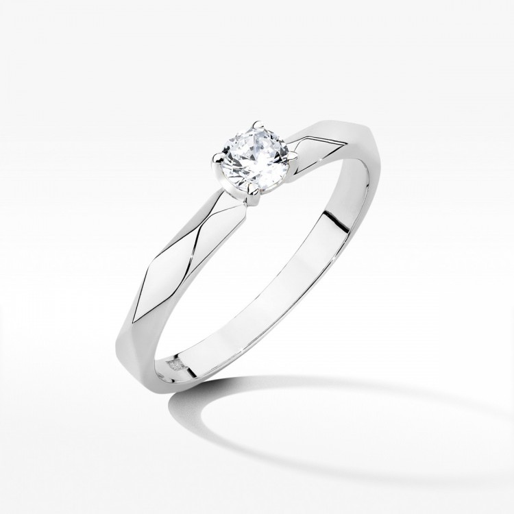 Pierścionek z białego złota z diamentem