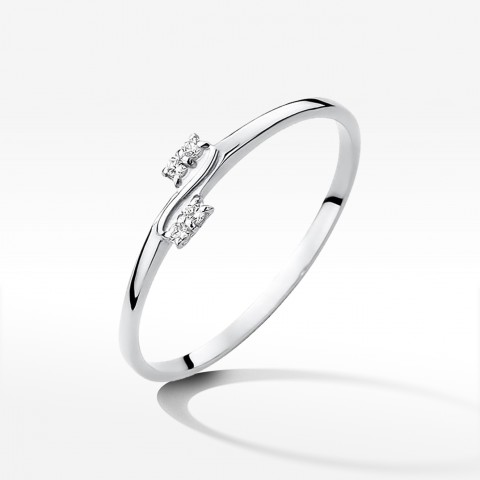 Pierścionek z białego złota z diamentami