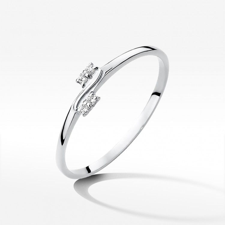 Pierścionek z białego złota z diamentami