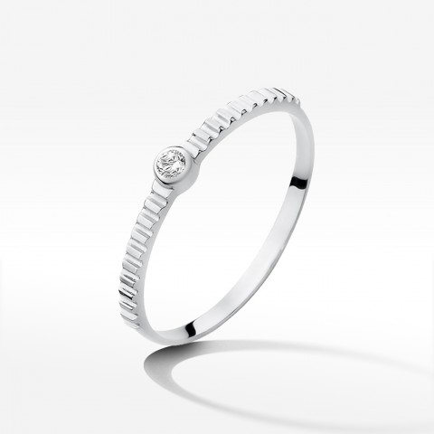 Pierścionek z białego złota z diamentem