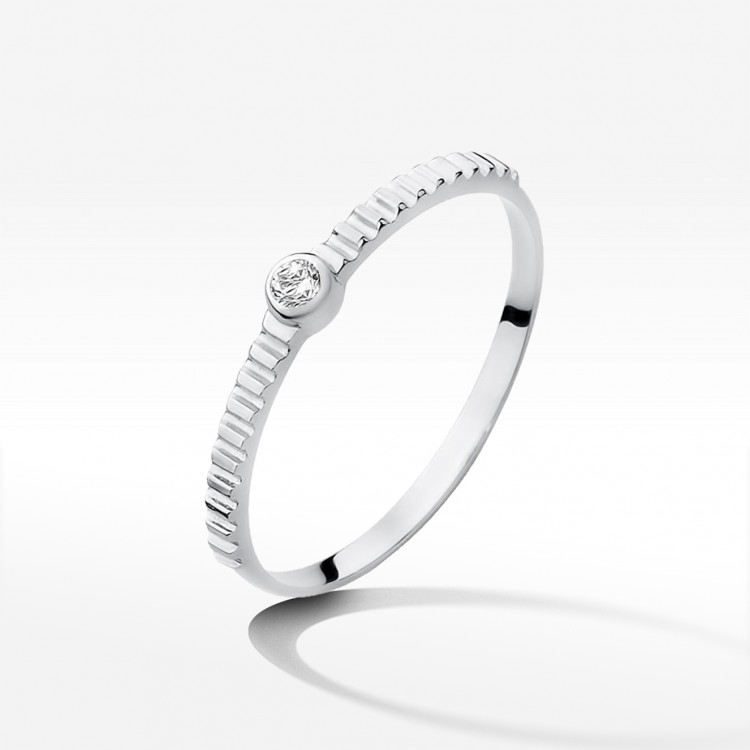 Pierścionek z białego złota z diamentem