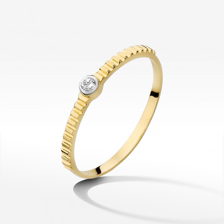 Pierścionek z żółtego złota z diamentem