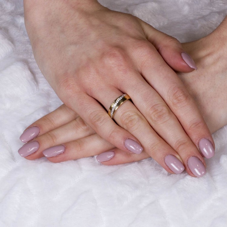 Złoty pierścionek z cyrkoniami