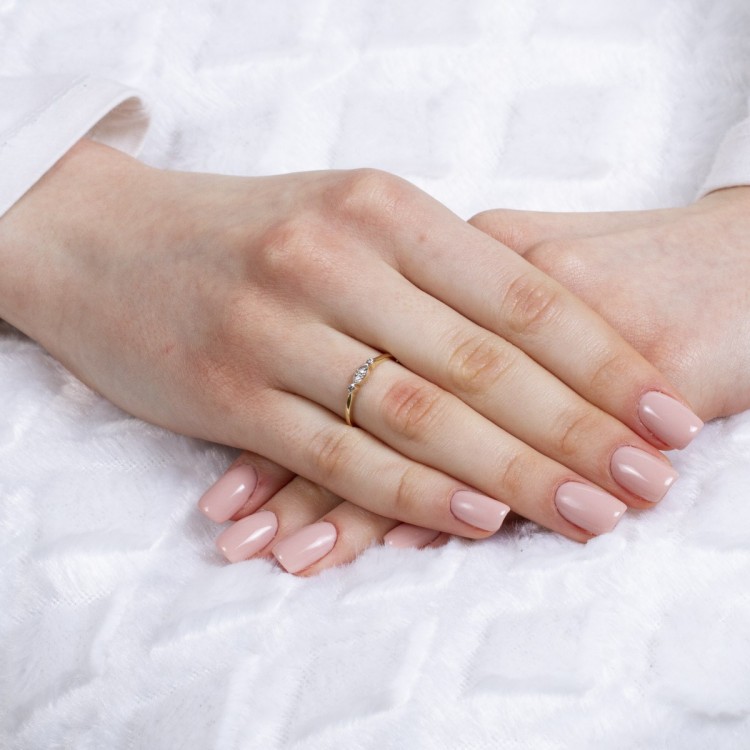 Złoty pierścionek z cyrkoniami