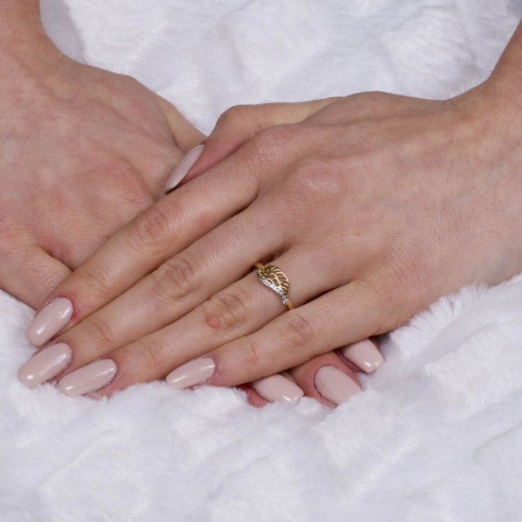 Złoty pierścionek z cyrkoniami