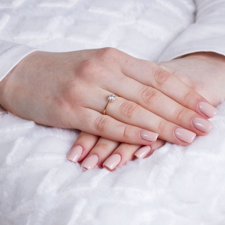 Złoty pierścionek z cyrkoniami