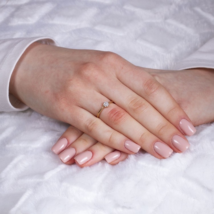 Złoty pierścionek z cyrkoniami