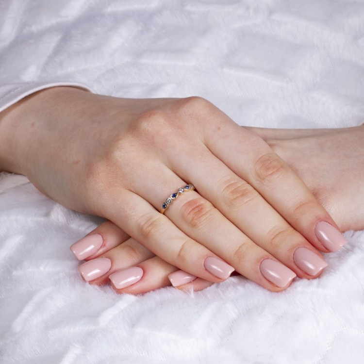 Złoty pierścionek z cyrkoniami