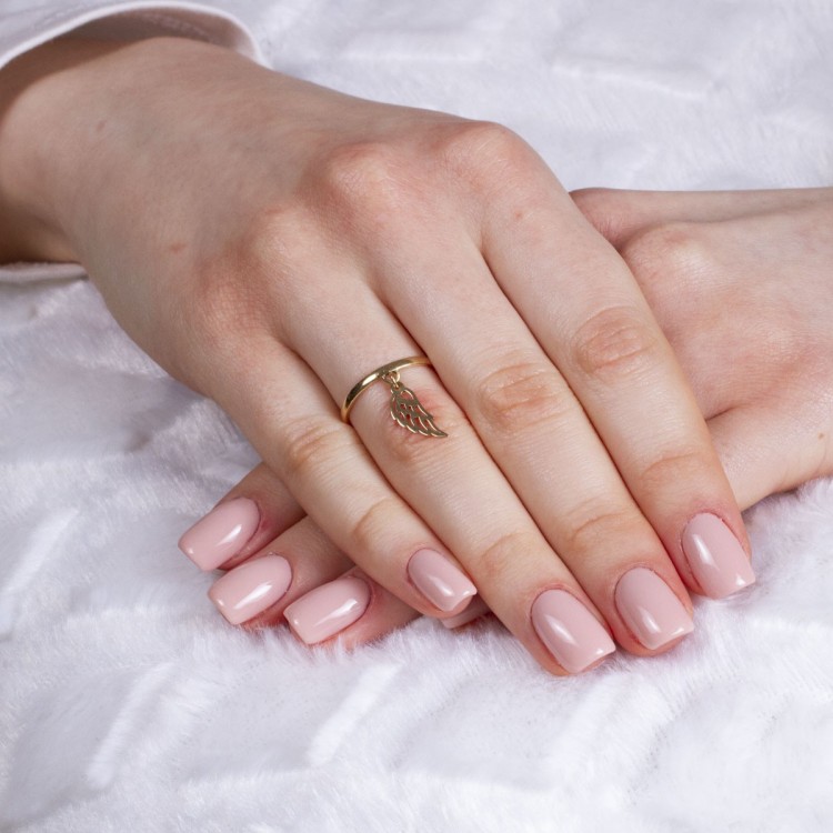 Złoty pierścionek ze skrzydełkiem