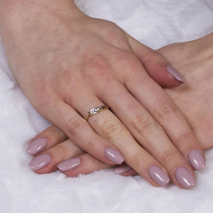 Złoty pierścionek z cyrkoniami